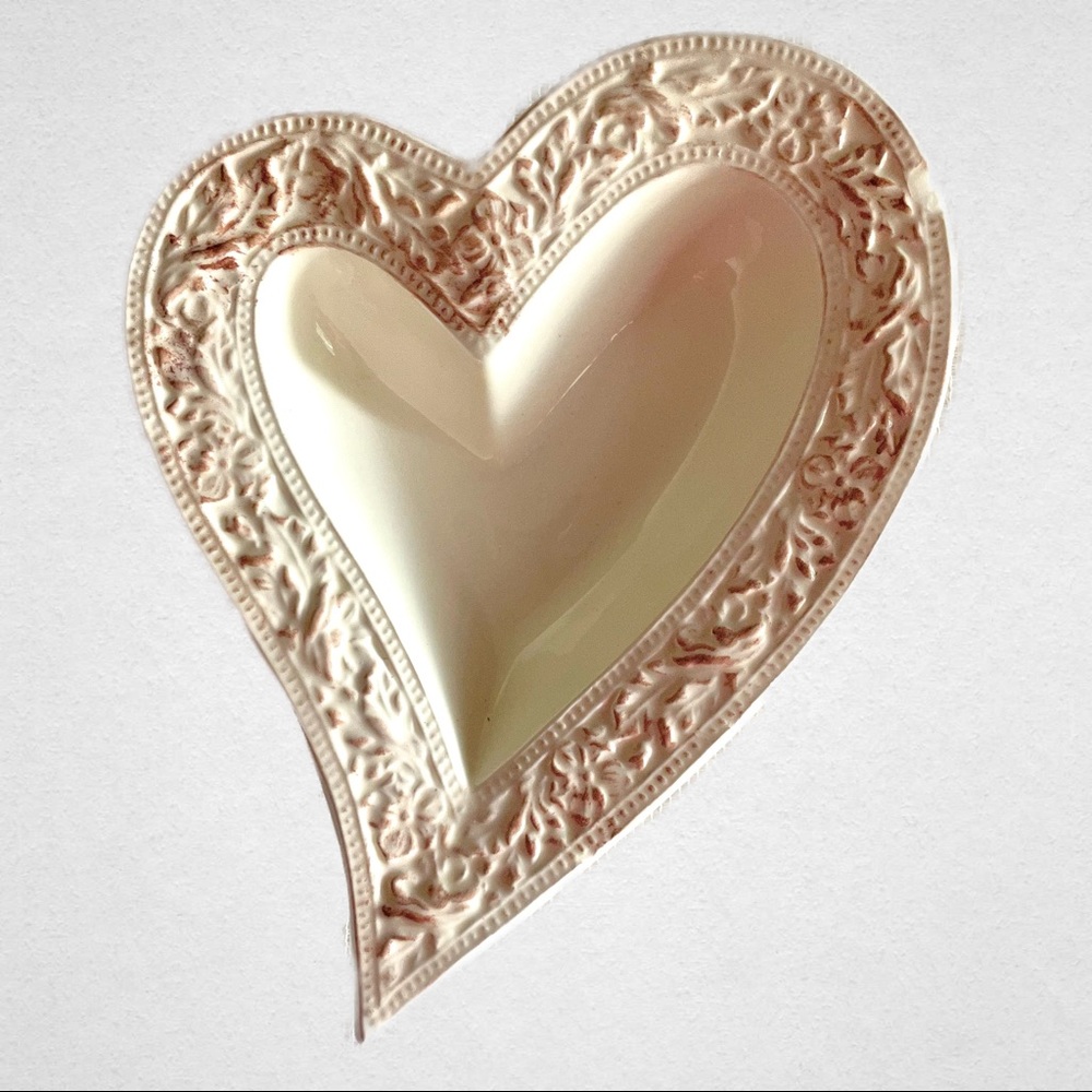 NIB D'Lusso Home Collection Vintage Heart Dish